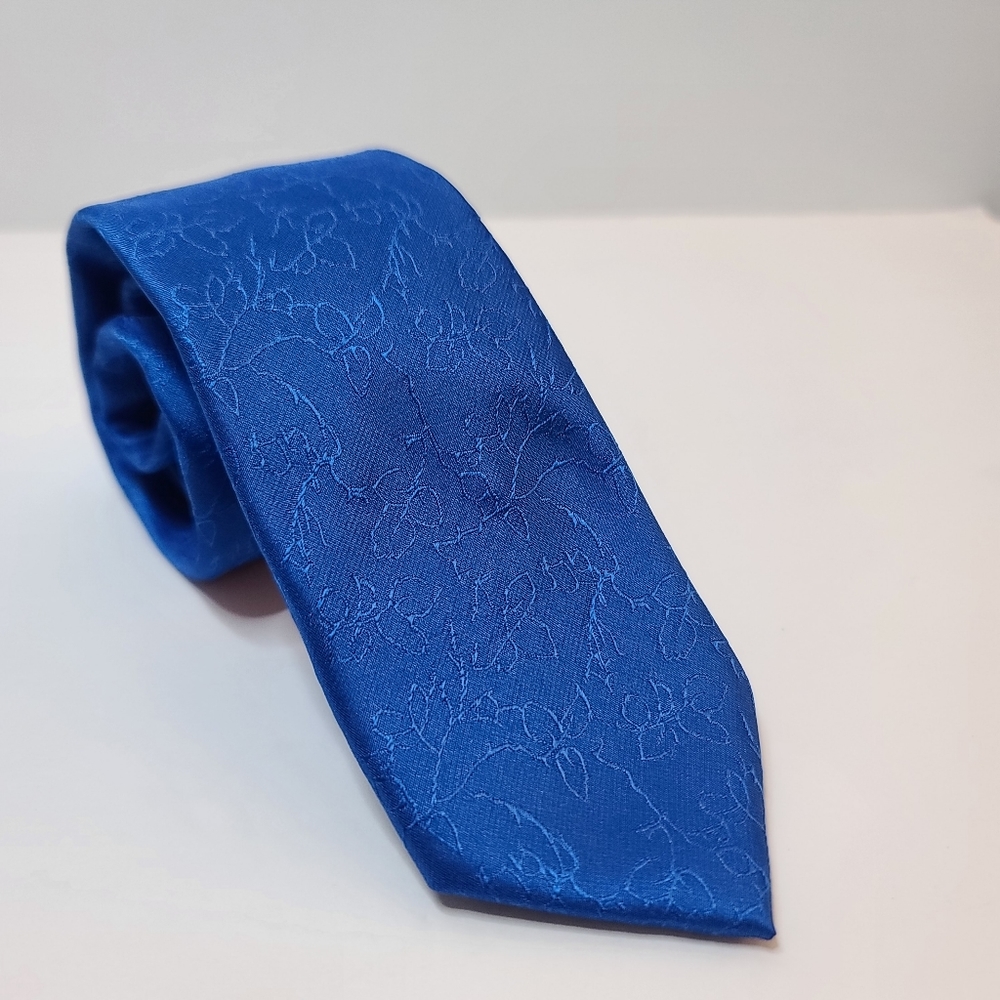 J.Ferrar Blue Tie. New Without Tags. Comes with Tie Clip.